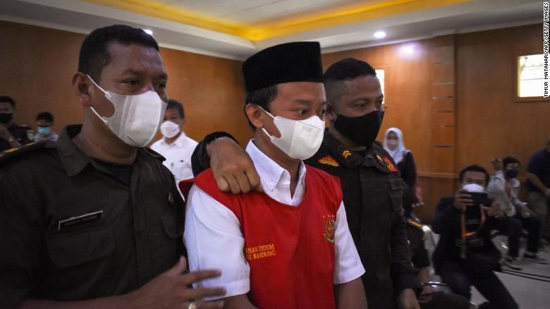 معلم یک مدرسه اسلامی در اندونزیا به جرم تجاوز به ۱۳ شاگرد به حبس ابد محکوم شد