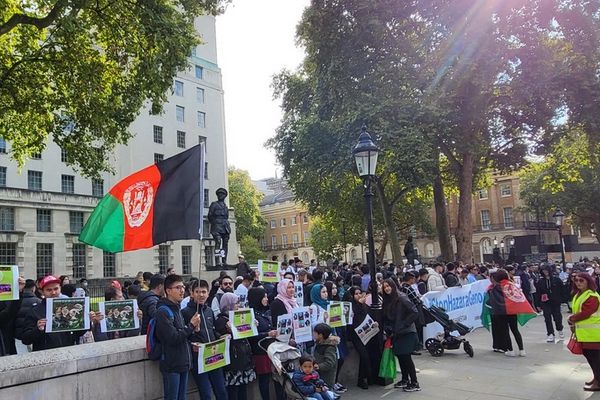 اعتراض جهانی به کشتار هزارهها؛ معترضان در مقابل دفتر نخستوزیر بریتانیا تجمع کردند