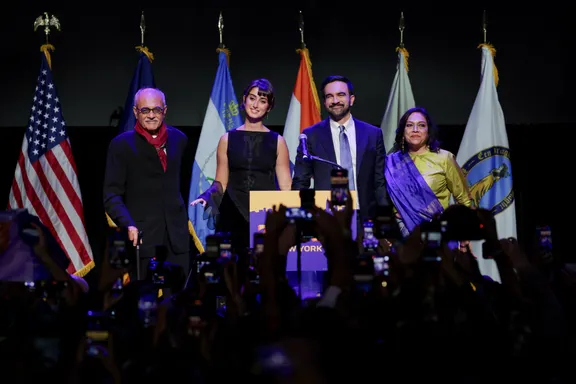 ممدانی در کنار والدین و همسرش در شب پیروزی