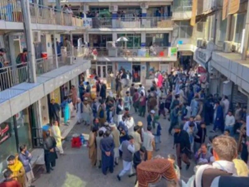 طالبان فعالیت صرافان دستفروش در سرای شهزاده کابل را ممنوع کرد 