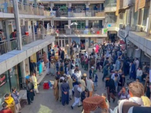 طالبان فعالیت صرافان دستفروش در سرای شهزاده کابل را ممنوع کرد