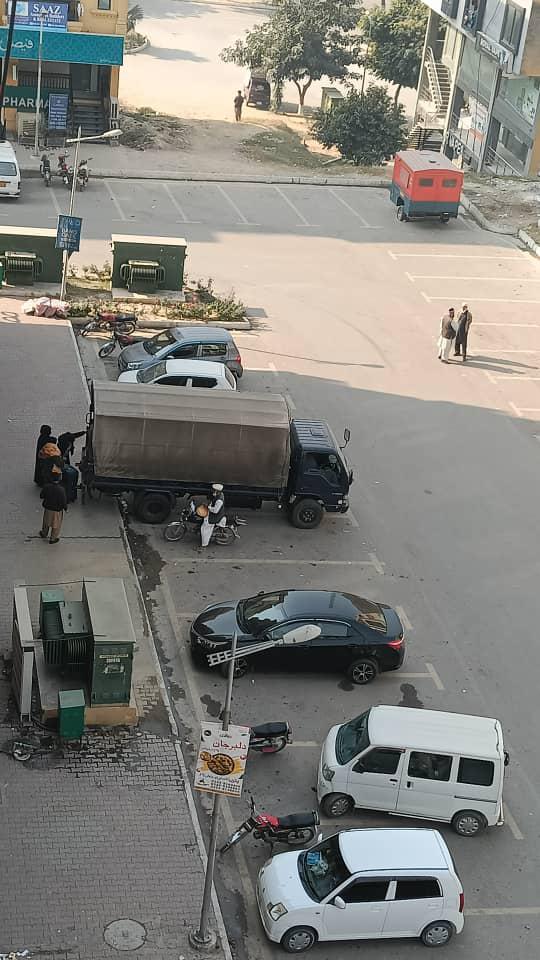 په اسلام‌اباد کې پولیسو د افغان کډوالو د کورونو دروازې ماتې کړې او لسګونه کسان یې نیولي دي