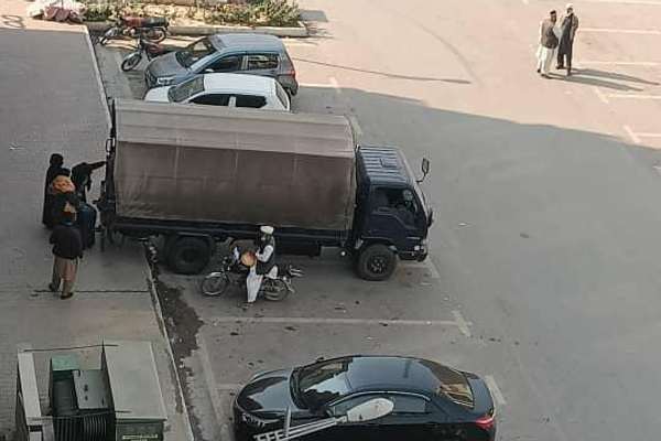 په اسلاماباد کې پولیسو د افغان کډوالو د کورونو دروازې ماتې کړې او لسګونه کسان یې نیولي دي