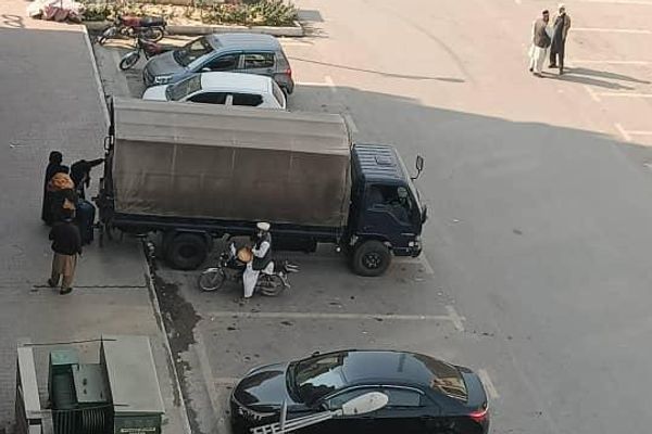 په اسلاماباد کې پولیسو د افغان کډوالو د کورونو دروازې ماتې کړې او لسګونه کسان یې نیولي دي