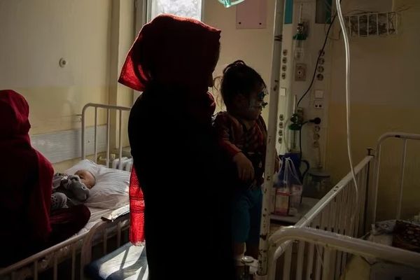 برنامج الغذاء العالمي: قرابة 5 ملايين أم وطفل يعانون من سوء التغذية في أفغانستان