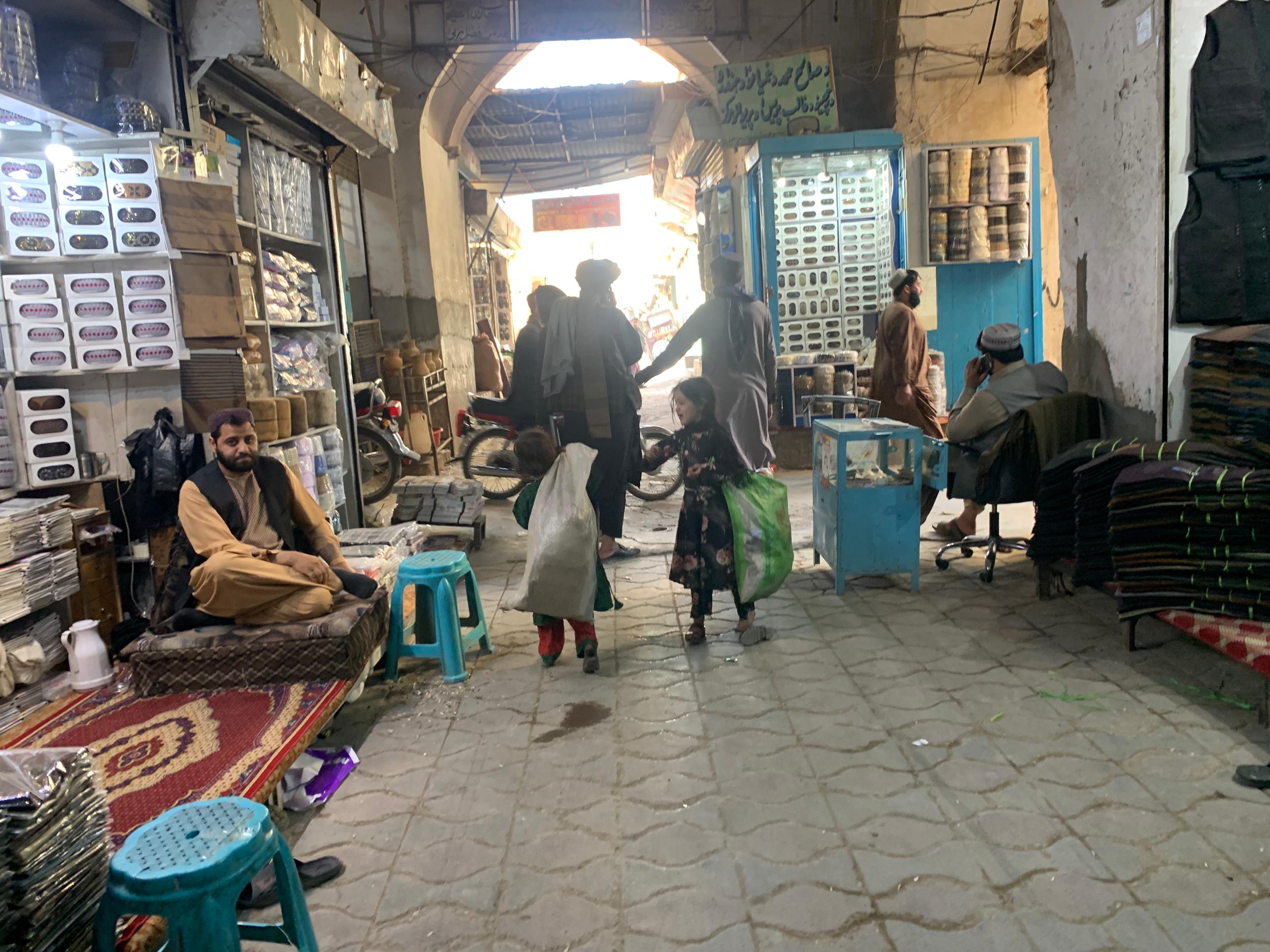 په کندهار کې وسله والو غلو په ډزو درې هټيوال ټپیان کړي دي