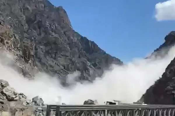 د کابل–جلالاباد لویه لار په تنګي غارو سیمه کې د غرښوېدنې له امله لا هم تړلې ده