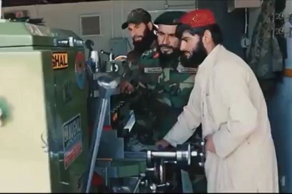 طالبان میگوید کارخانههای تولید سلاح و پهپاد ایجاد کرده است