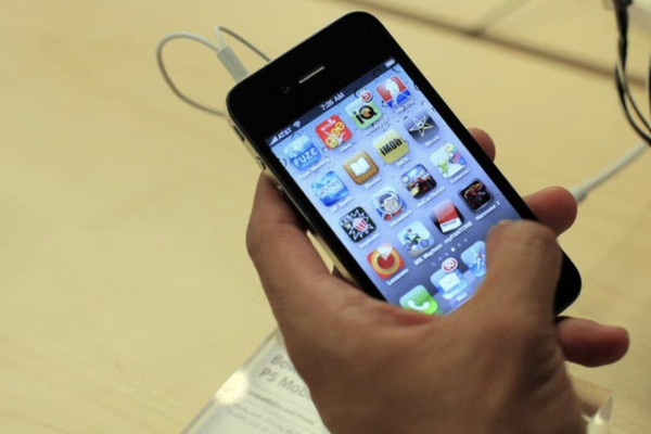 استخدام الهاتف بالحمام يزيد احتمالية الإصابة بالبواسير المؤلمة... دراسة جديدة في أمريكا