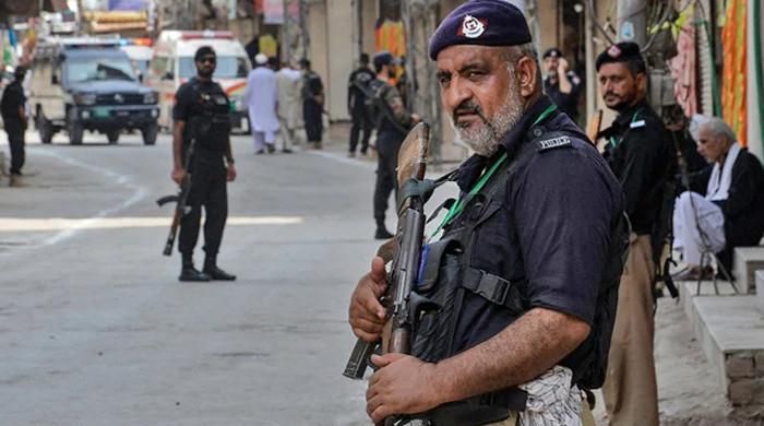 په خېبر پښتونخوا کې د ناامنۍ څپې؛ کرک کې په یوه برید کې ۲ پولیس وژل شوي او ۶ نور ټپیان دي