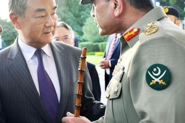 چینایي چارواکو او د پاکستان لوی درستیز د سیمهییز امنیت او ترهګرۍ ضد مبارزې اړوند خبرې کړې