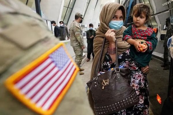 ضابط أميركي سابق: تخلّي الولايات المتحدة عن حلفائها الأفغان "خيانة خطيرة"