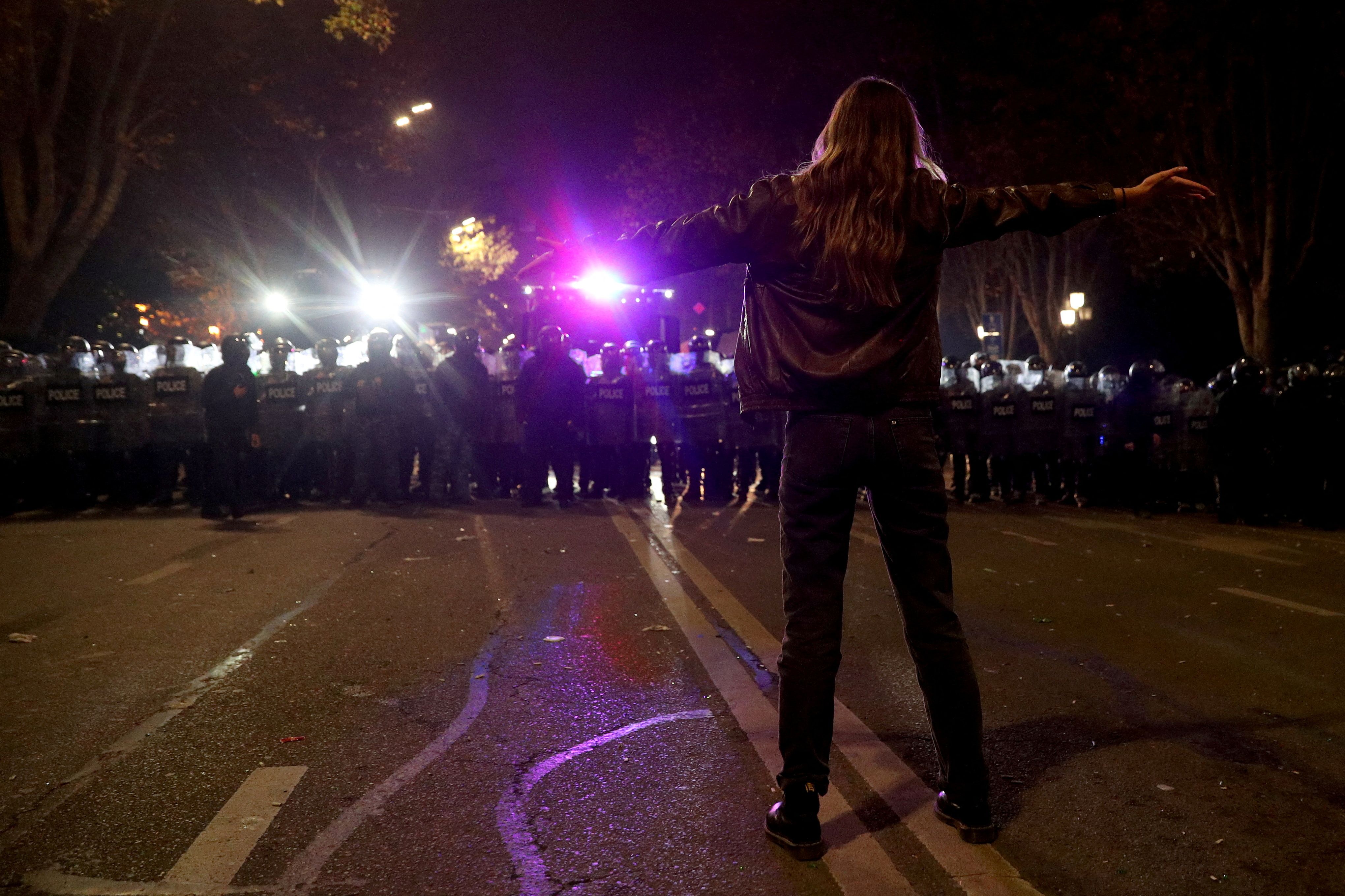 تظاهرات در گرجستان در اعتراض به تعلیق مذاکرات پیوستن به اتحادیه اروپا