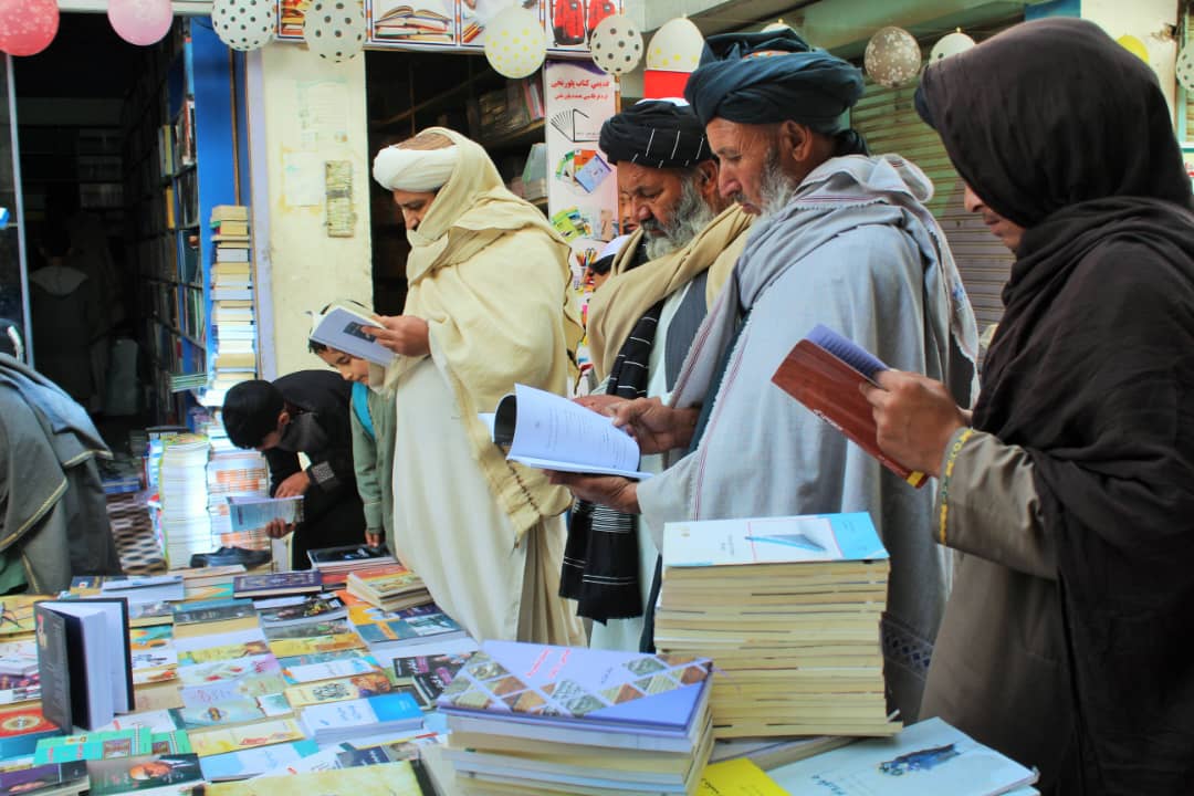 کندهار کې طالب چارواکي وایي، چې د انټرنټ پر ځای دې کتابونه ولوستل شي