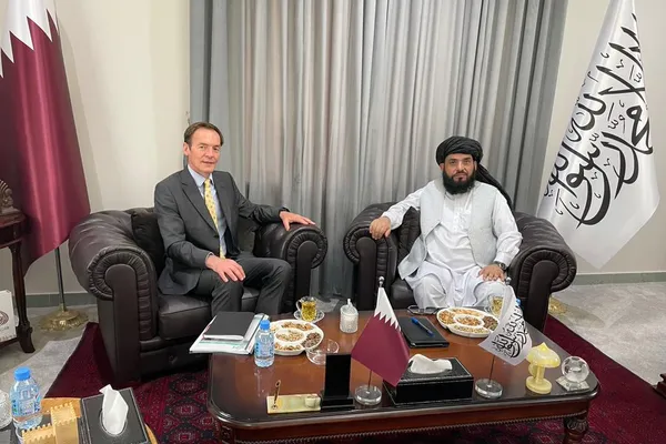 دوحه کې د رېچارډ لینډسي او سهیل شاهین خبرې؛ د سیمهییزو اړیکو پر ښه کېدو ټینګار
