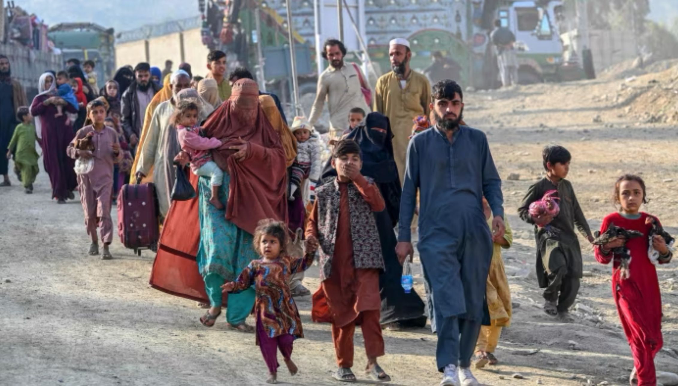 پاکستان په تېرو دوو اونیو کې له ۳۳‌زرو زیات افغان کډوال له دغه هېواده اېستلي دي