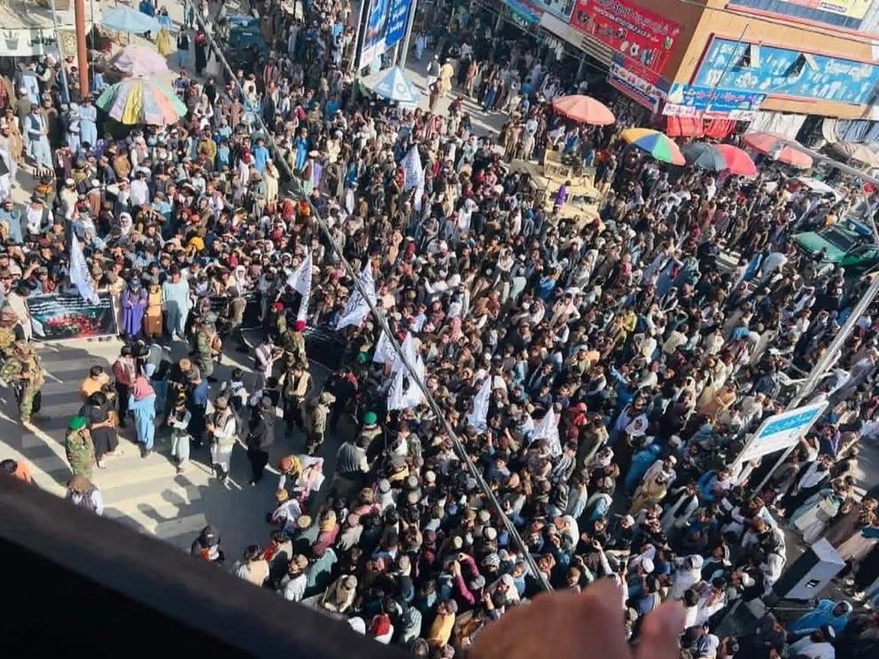 شماری از مردم در خوست و ننگرهار از جنگجویان طالبان استقبال کردند