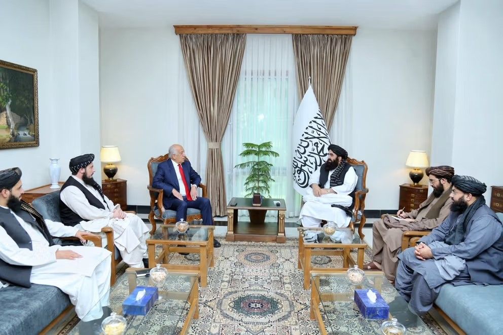لقاء "غير رسمي" يجمع وزير خارجية طالبان بالمبعوث الأميركي السابق