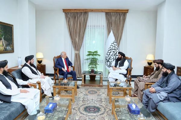 لقاء "غير رسمي" يجمع وزير خارجية طالبان بالمبعوث الأميركي السابق