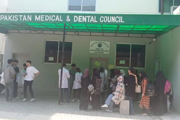 مجلس الطب الباكستاني: 22 فقط من أكثر من 200 طالب طب أفغاني مسجلون قانونياً