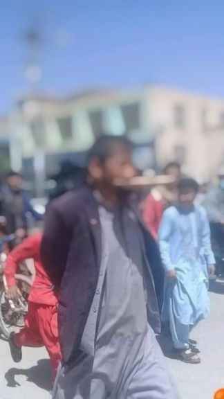 منابع محلی غور: طالبان مردی را به اتهام "روزهخواری" در ملاء عام تحقیر کردند