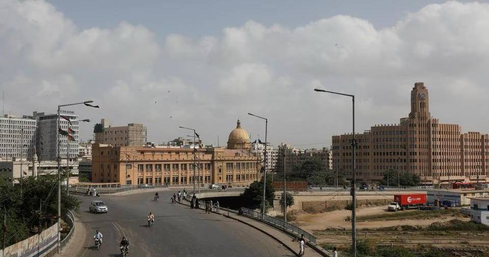په پاکستان کې سوداګرو د بریښنا بیلونو او انفلاسیون له امله کاربندیز کړی ...