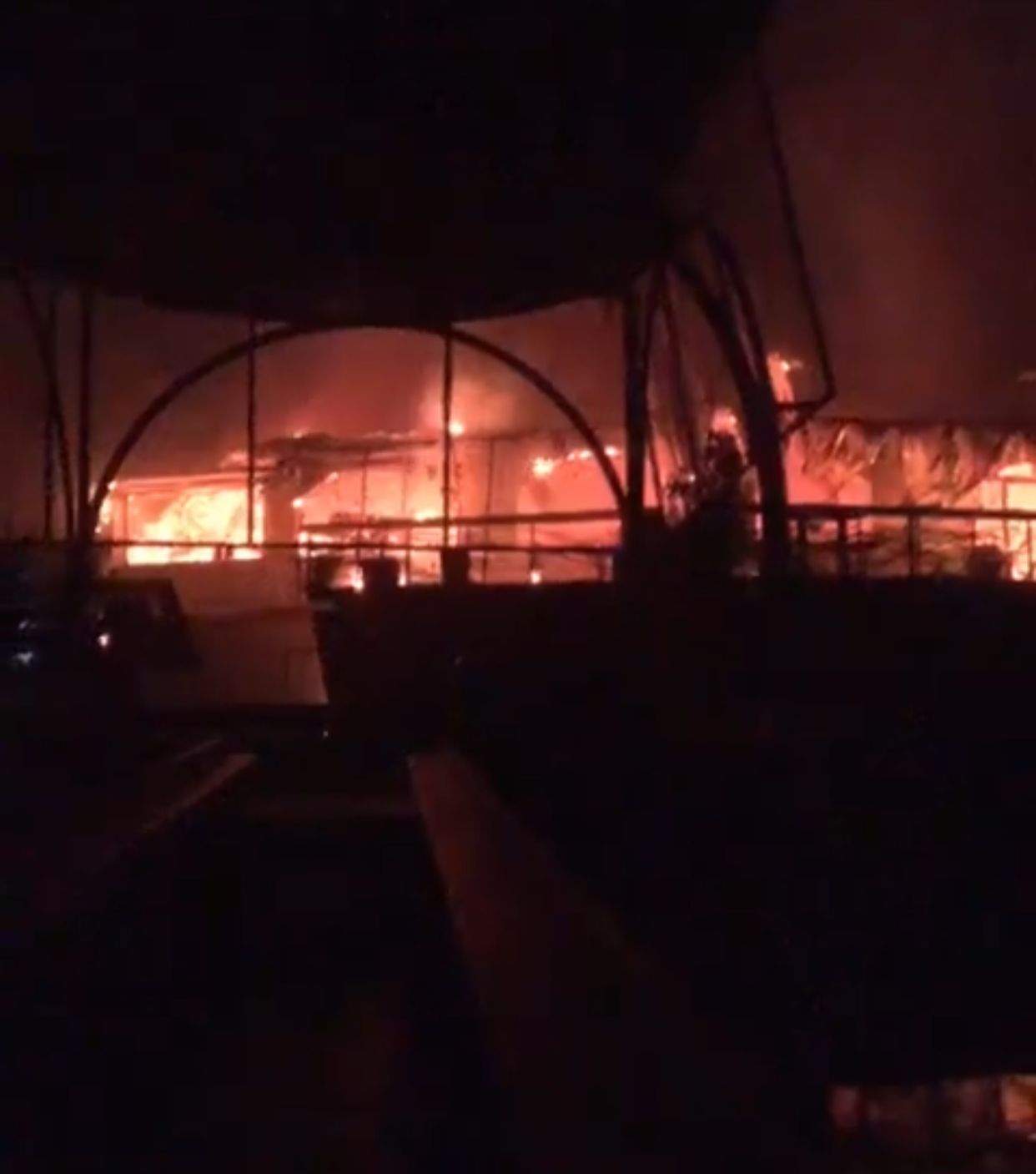 د هند په سوېل لوېدیځ کې په یوه کلپ کې د اور لګېدنې له امله ۲۳ کسان مړه شوي دي