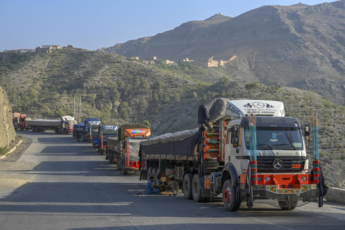بسته بودن گذرگاه تورخم به‌روی لاری‌های بازرگانان وارد سومین روز شد