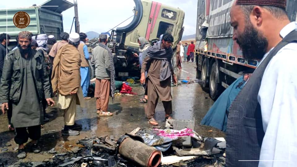 په دوو لویو لارو کې په ټرافیکي پېښو کې ۵ کسان مړه او ۴ نور ټپيان شول