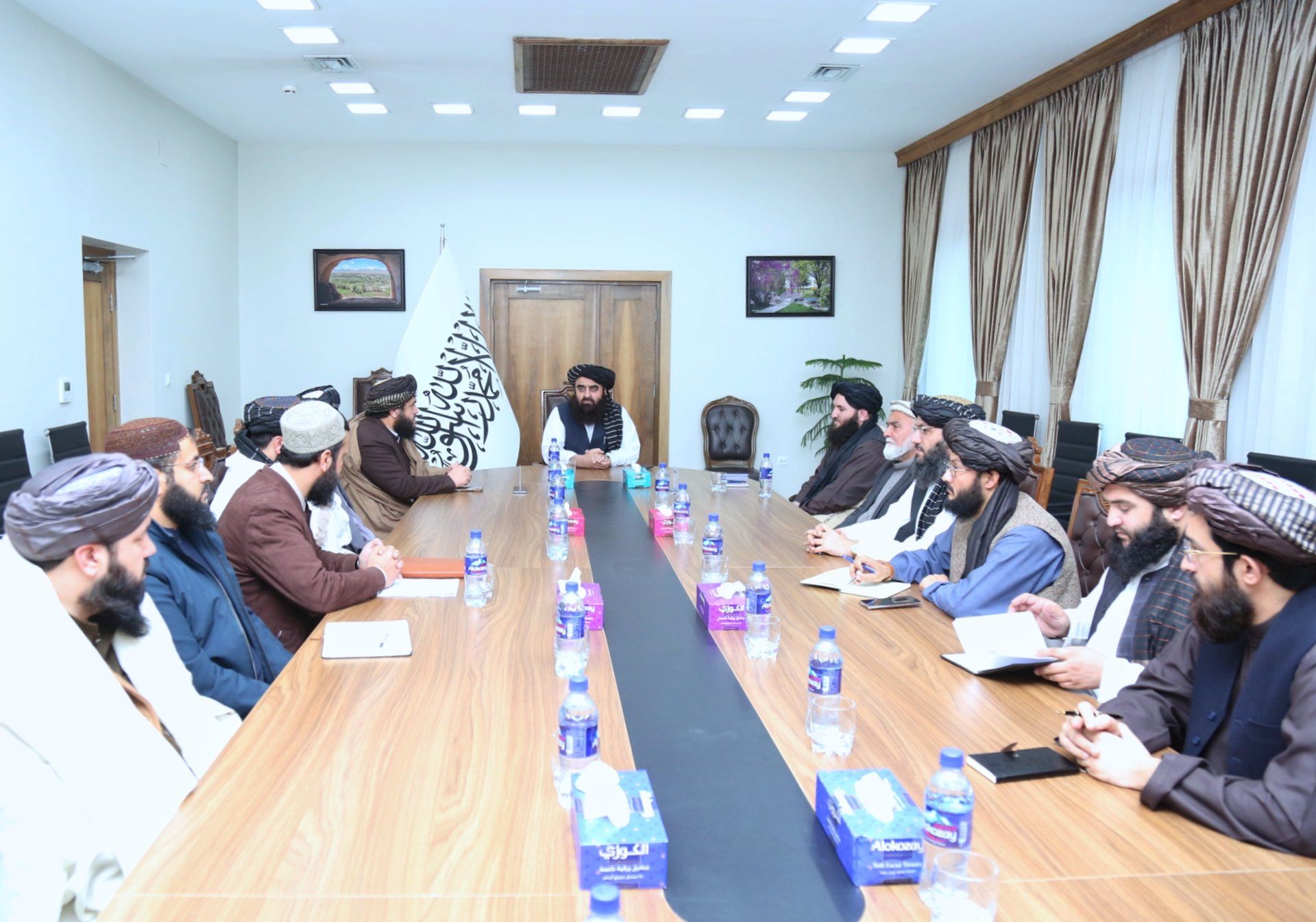 امیرخان متقي د یو پلاوي په مشرۍ متحده عربي اماراتو  ته په رسمي سفر ولاړ