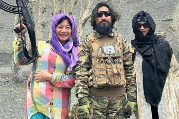 د طالبانو د بندیزونو تر سیوري لاندې؛ افغان ښځې د بهرنیو ښځینه سېلانیانو ملتیا کوي