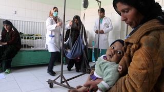 د نړۍوالو مرستو کمښت؛ خلک د درملو له لوړې بیې او د طالبانو له بېغورۍ سر ټکوي