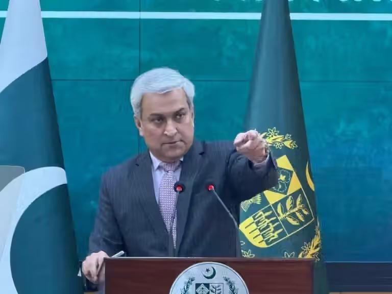 پاکستان: له افغانستان سره یوازې پر قانوني لارو تګ راتګ منو