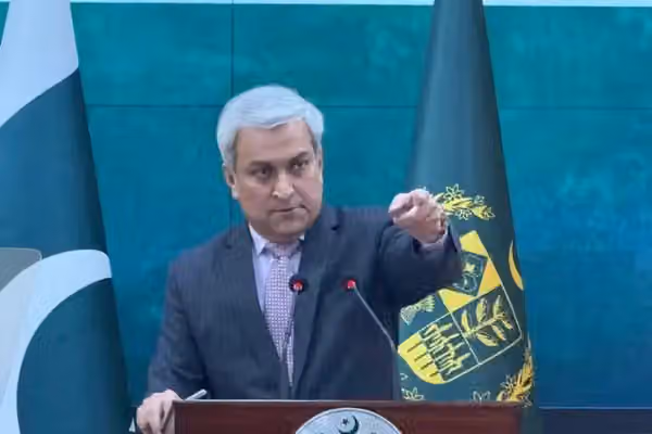 پاکستان: له افغانستان سره یوازې پر قانوني لارو تګ راتګ منو