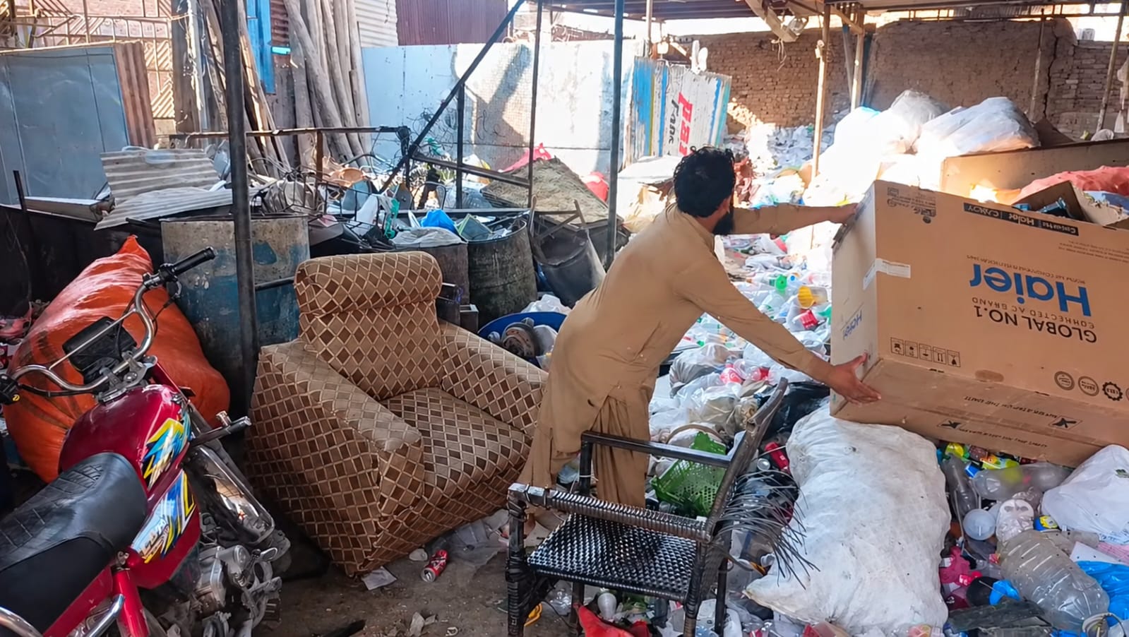 فرهاد خان په خپل کار ځای کې