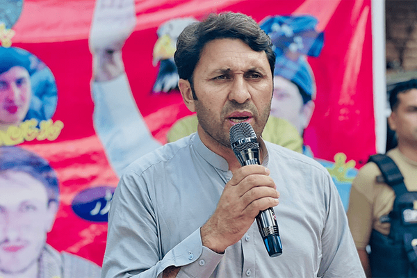نثار باز خان: خیبر پښتونخوا کې پر تاوتریخوالي د ملي رسنیو چوپتیا د توکمیز تبعیض نښه ده