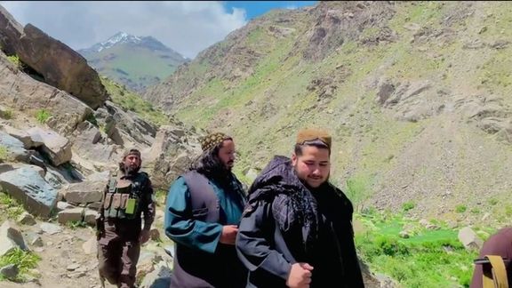 به دنبال جنگجویان مقاومت؛ عضو پولیس طالبان در پنجشیر ویدیویی از خود در هندوکش نشر کرد