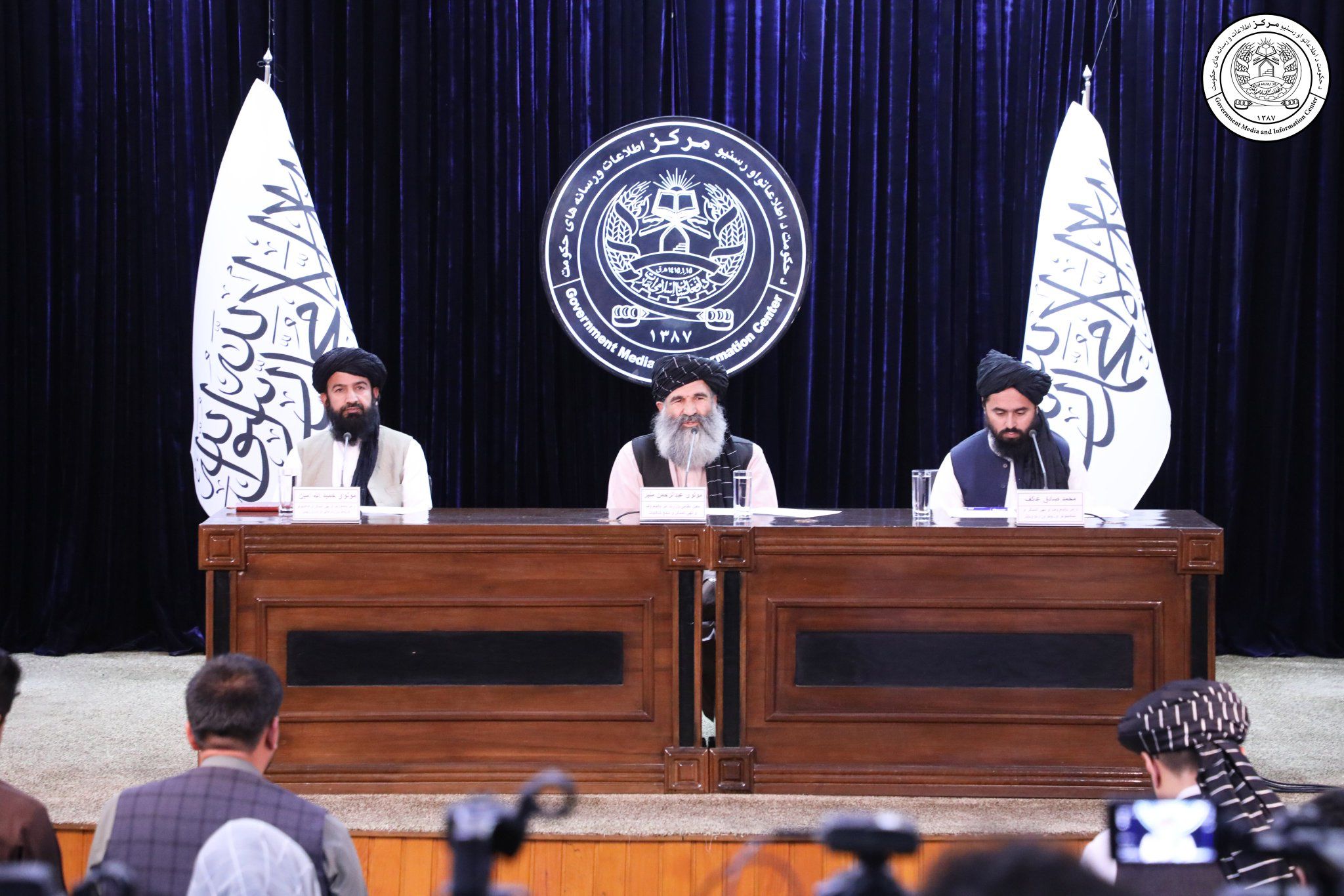 همزمان با نشست خبری طالبان؛ دانشجویی می‌گوید چون رنگ چادرش سیاه نبود از امتحان محروم شد