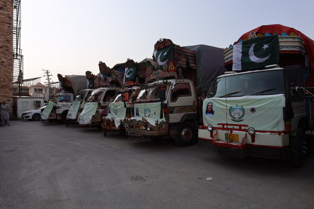 د خېبرپښتونخوا حکومت د افغانستان زلزله‌ځپلو ته د مرستو ۳۵ لارۍ استوي