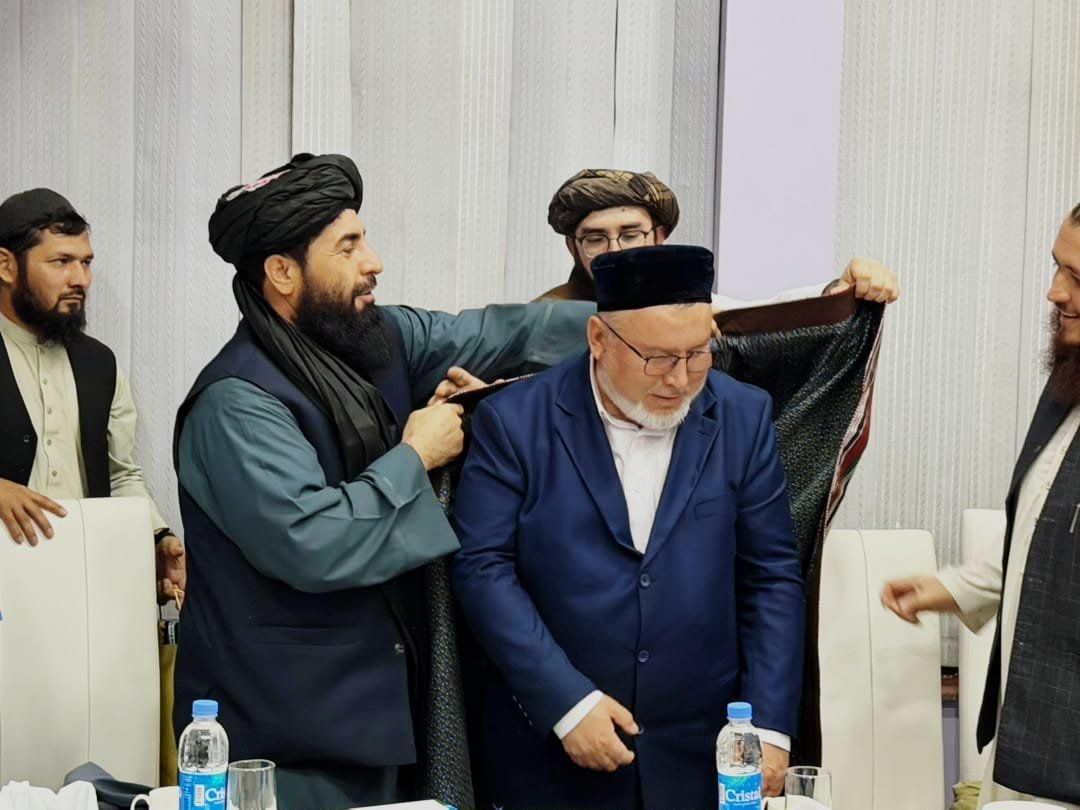 یوسف وفا ازبکستاني پلاوي ته؛ مشرانو ته مو ووایئ چې په نړیوالو کنفرانسونو کې زموږ ننګه وکړي