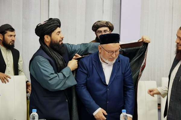 یوسف وفا ازبکستاني پلاوي ته؛ مشرانو ته مو ووایئ چې په نړیوالو کنفرانسونو کې زموږ ننګه وکړي