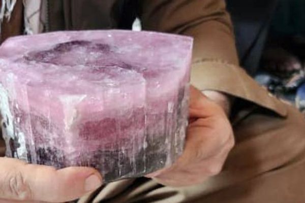 طالبان از فروش سنگهای قیمتی نورستان به ارزش بیش از ۱۴۲ میلیون افغانی خبر داد