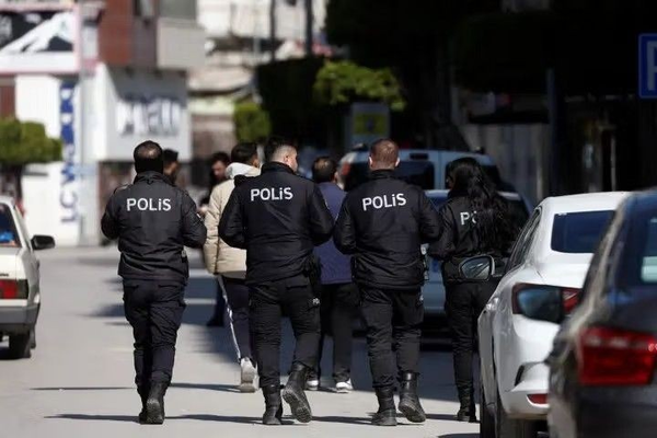 تركيا تعتقل 13 لاجئاً أفغانياً