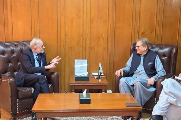 محمد صادق او ریچارډ بېنېټ په افغانستان کې د بشري حقونو د وضعیت په اړه خبرې وکړې