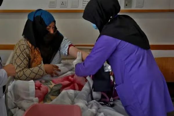 ملل متحد: محدودیت بر کار زنان دسترسی به خدمات نجاتبخش برای مادران را کم کرده است