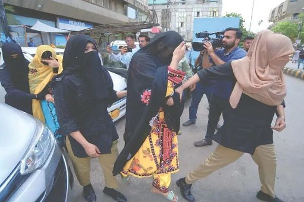 په کراچۍ کې پنځه ښځینه فعالانې د محکمې لهخوا په ضمانت خوشې شوې