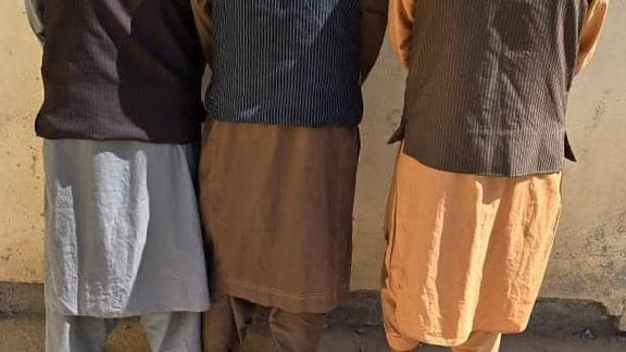 طالبان وايي، په بادغیس کې یې درې کسان د ناقانونه کېندنو په تور نیولي