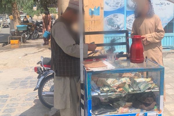 طالبانو یوځل بیا په کندهار کې د سړک سر صرافۍ بندې کړې