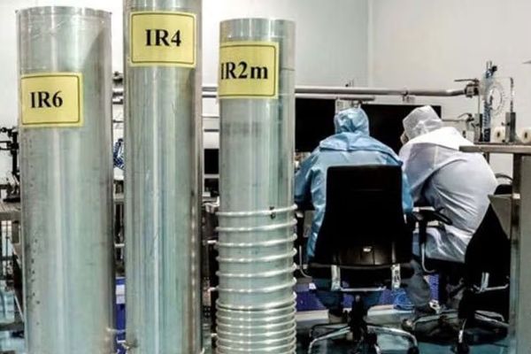 خامنهيي پوتین ته پیغام لېږلی چې تهران چمتو دی روسیې ته غني شوي یورانیم واستوي