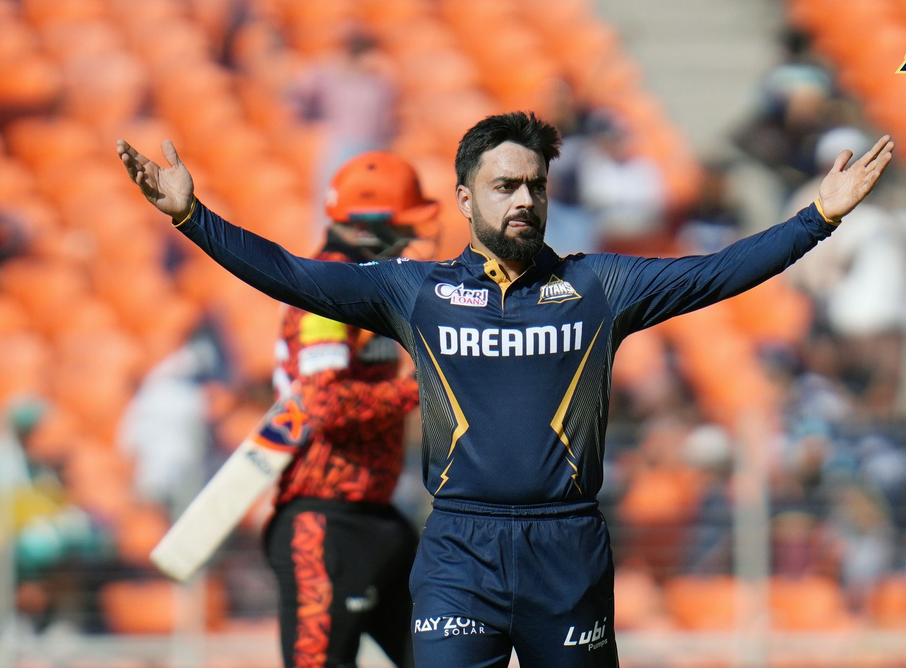 د هند په ګجرات لوبډله کې افغان لوبغاړی راشد خان د لوبغاړي تر سوځېدو وروسته 